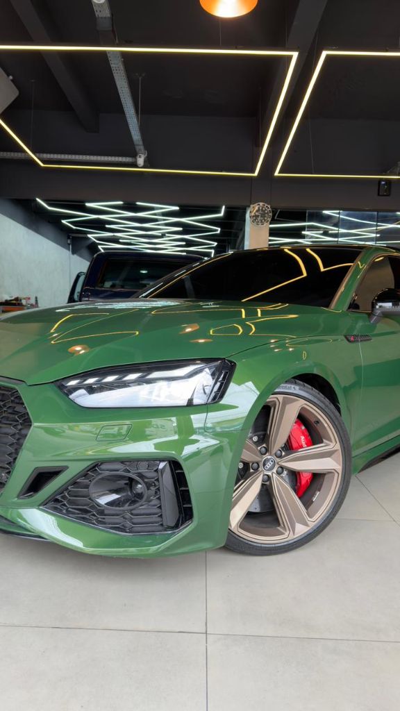 Audi RS4 verde military showroom - Personalizzat SP
