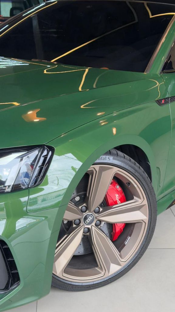 Audi RS4 verde detalhe roda e freio - Personalizzat