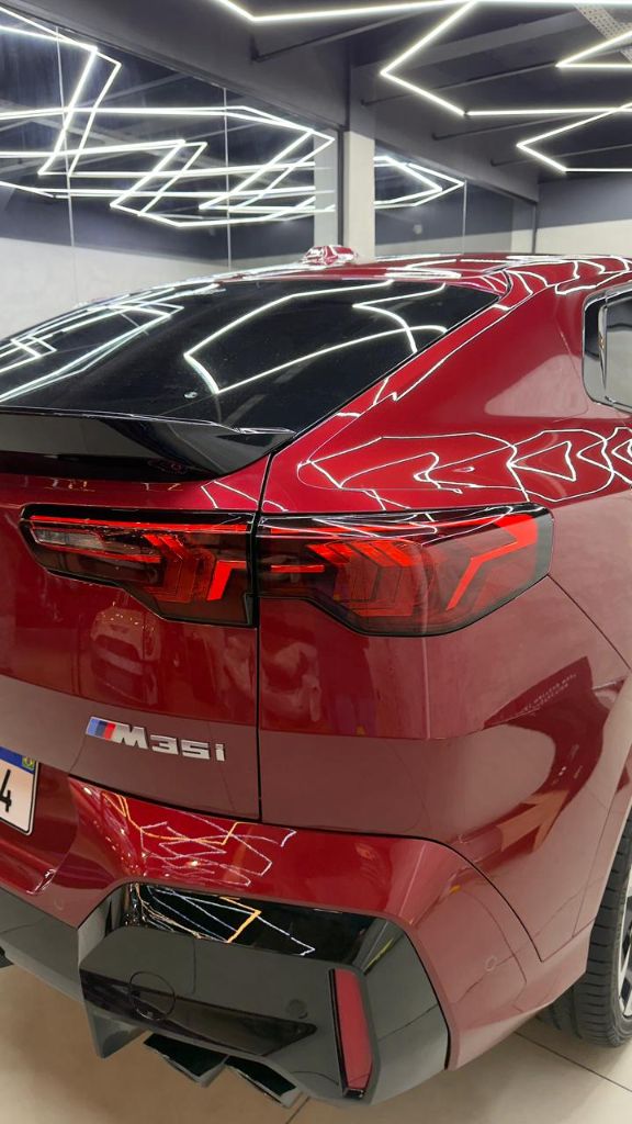 BMW X2 M35i vermelho traseira LED showroom - Personalizzat