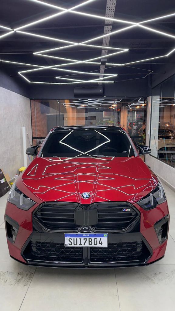 BMW X2 M35i vermelho frontal showroom - Personalizzat