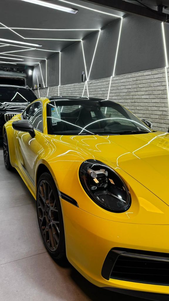 Porsche 911 amarelo close lateral - Personalizzat