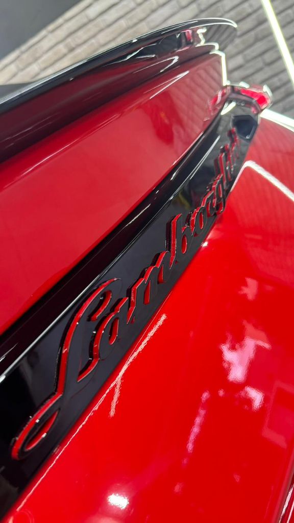 Lamborghini Urus detalhe logo - Personalizzat